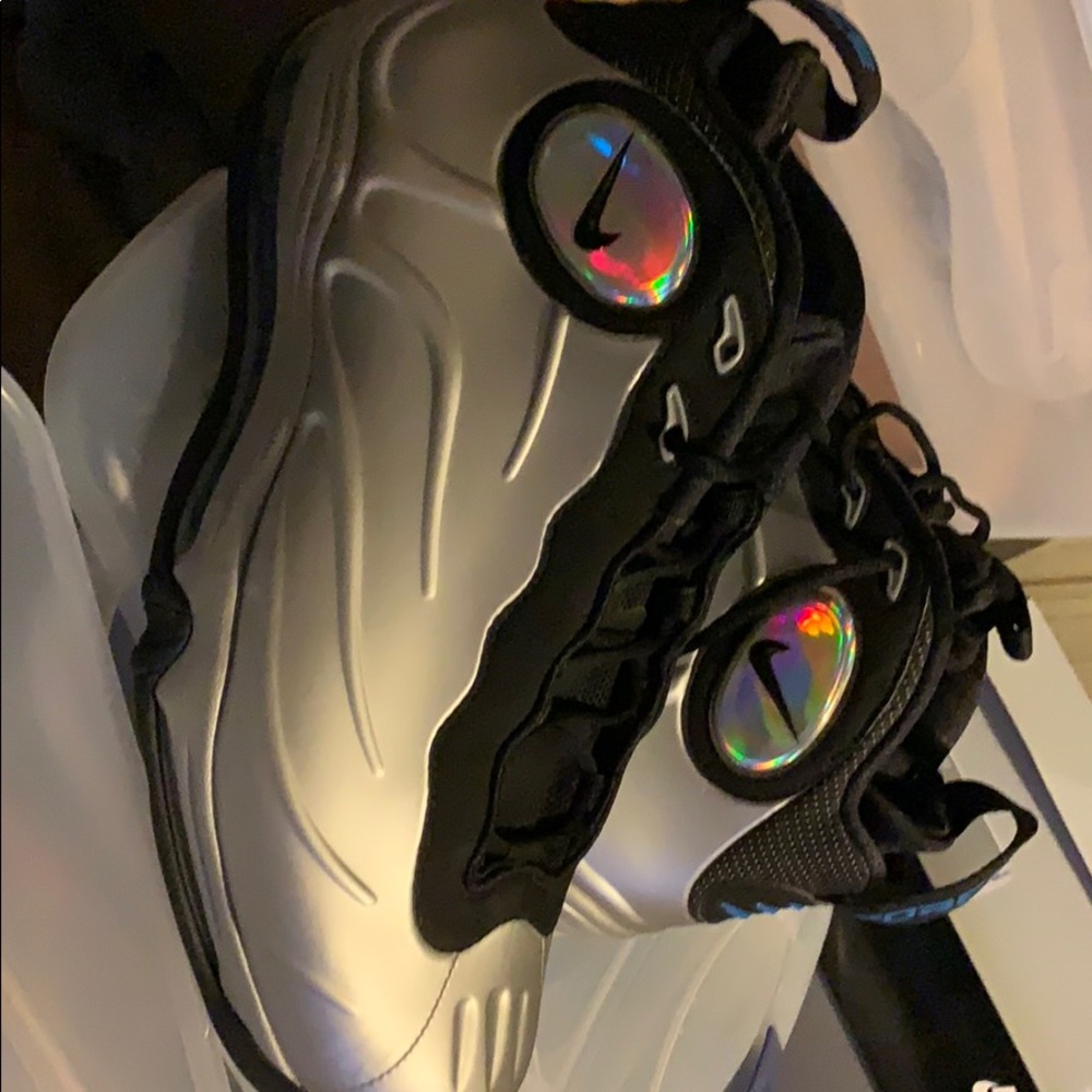 Tim Duncan posits - Picture 2 of 2